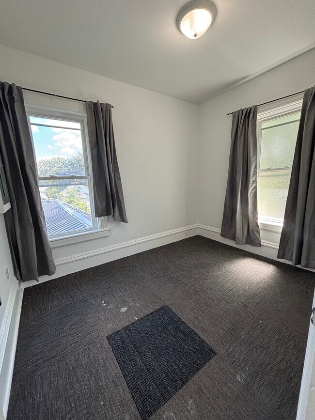 Building Photo - 718 Aetna St