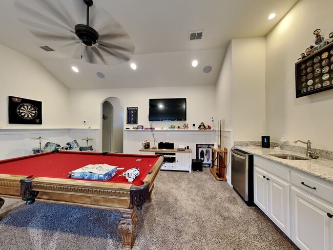 Building Photo - Experience Resort-Style Living in the Prestigious Gated Community of Bella Flora.