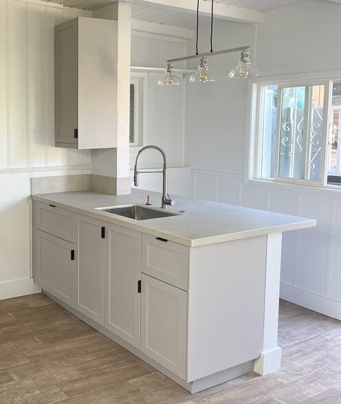 Kitchen Peninsula - 301A Broadway Street