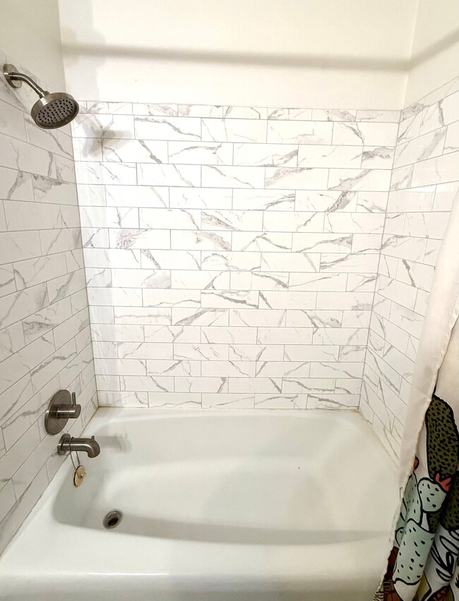 Building Photo - 1000 Hillyer St