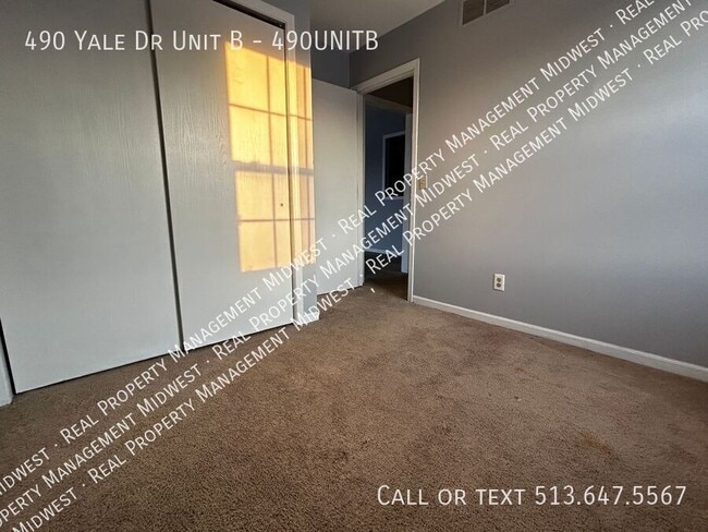 Building Photo - 490 Yale Dr