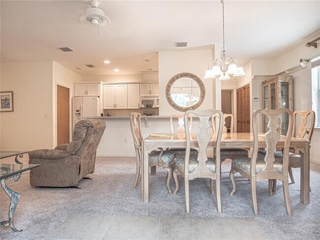 Building Photo - 920 E Lake Dr