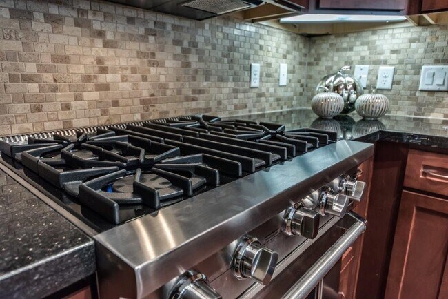 Building Photo - Spacious Living + Special Offers Available!