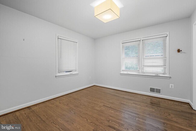 Building Photo - 6251 Lakeview Dr