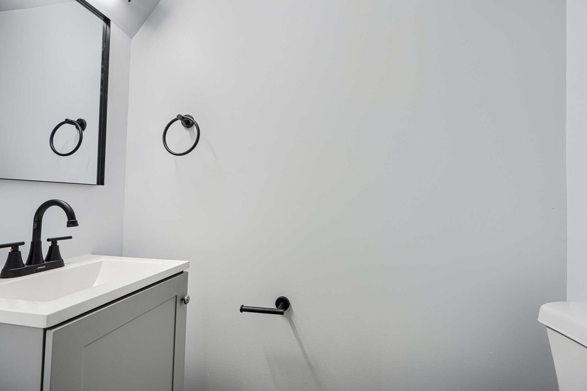 Building Photo - 2123 Graythorn Rd