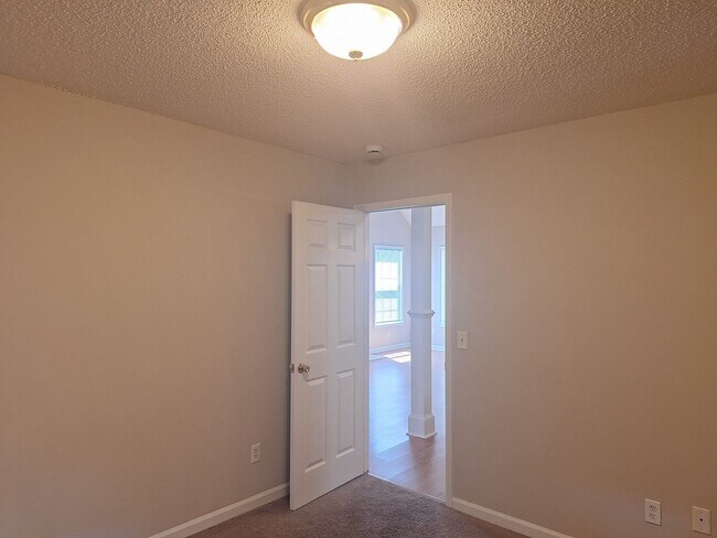 Building Photo - MOVE IN SPECIAL - $200 OFF TWO FULL MONTH'...