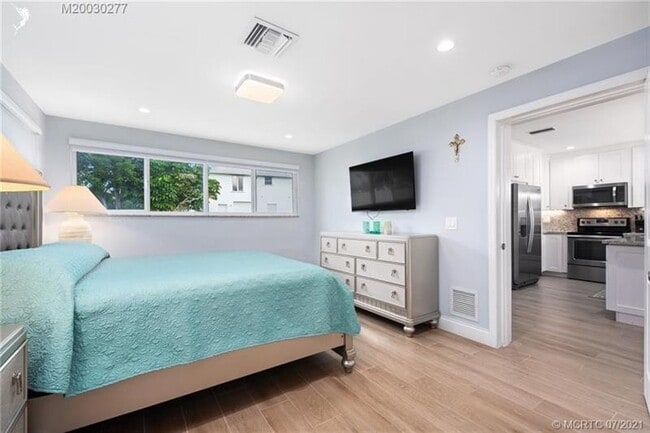 Building Photo - 356 Granada St