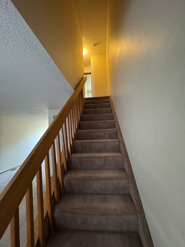 Building Photo - 2 bedroom, 1 1/2 bath townhome in the  EAGLE CREST TOWNHOMES community. MOVE IN SPECIAL