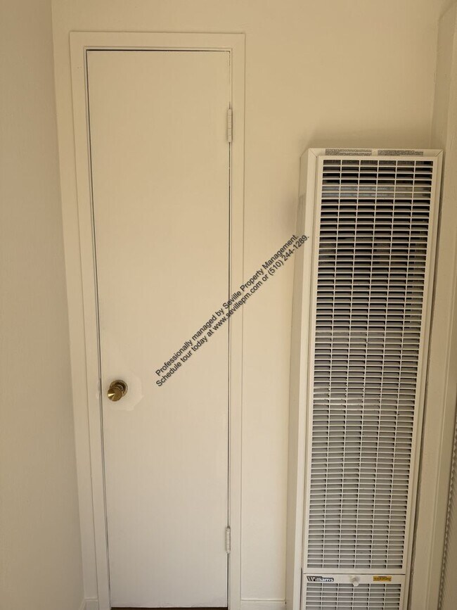 Building Photo - Berkeley Gem w/plenty of outdoor space...available now!