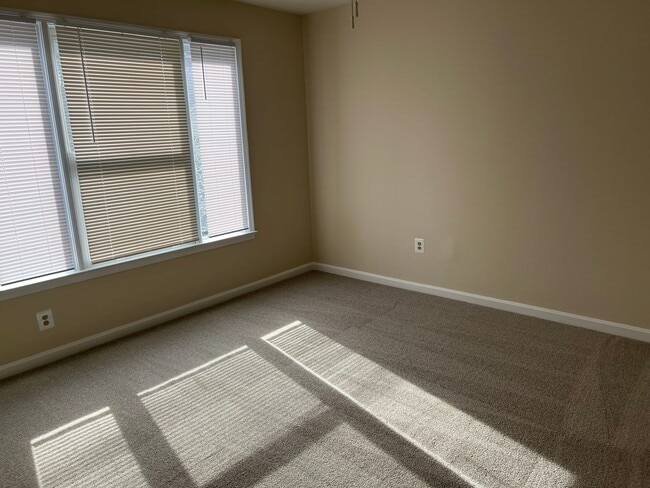 Building Photo - Spacious and Gracious, Close to EVERYTHING!