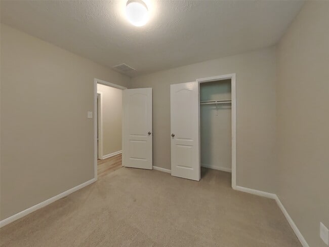 Building Photo - 20660 Dunrobin Dr