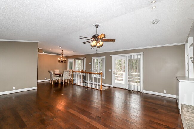 Building Photo - Beautiful 4 Bedroom, 3 Bath home. It has a 2 car garage plus a 1 car carport.  Stay warm in the w...