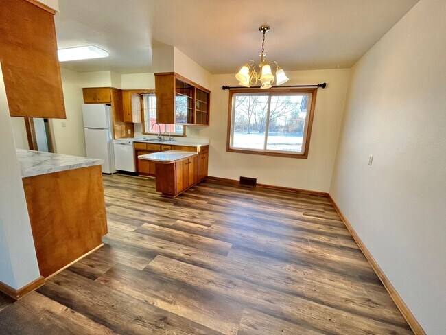 Building Photo - Large 3 Bed/2 Bath East Side Rental Home!
