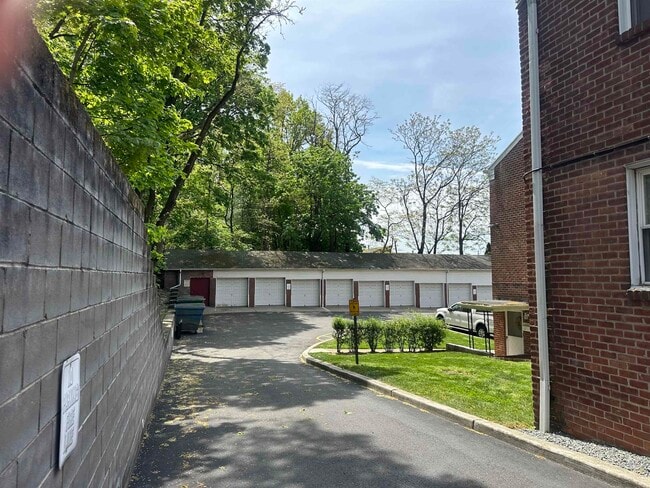 Building Photo - 192 Hillside Ave