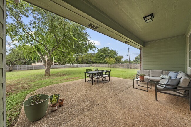 Building Photo - 1694 McLennan Crossing Rd