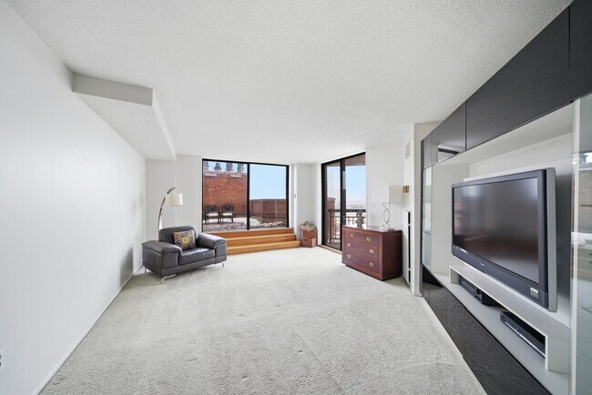 Building Photo - 2103 Harmon Cove Tower