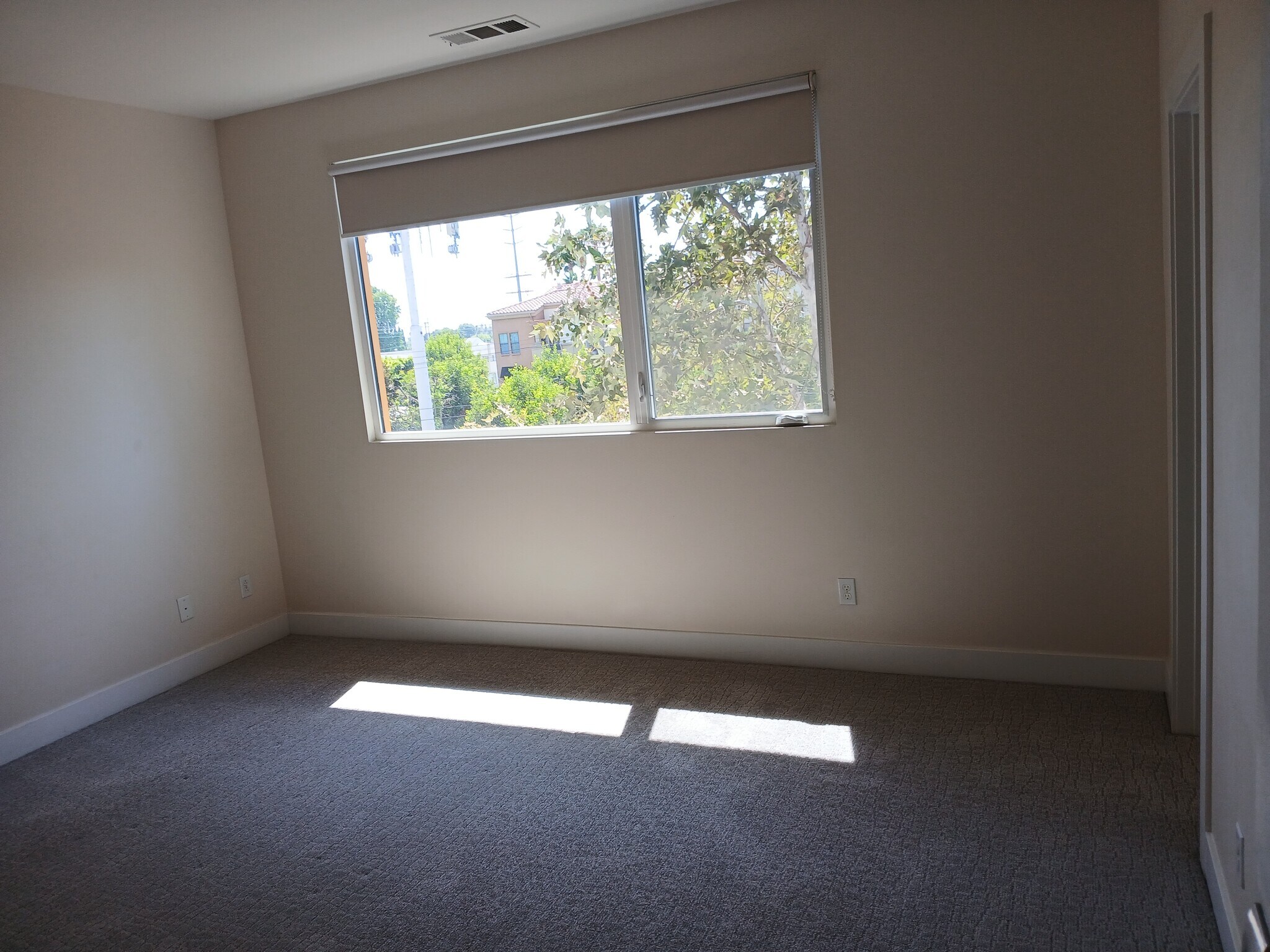 Building Photo - 135 W Live Oak Ave
