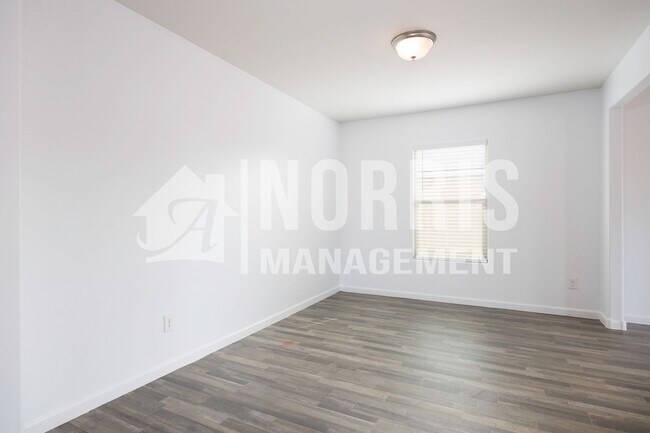 Building Photo - Newer Home in a Great Location to the Freeway