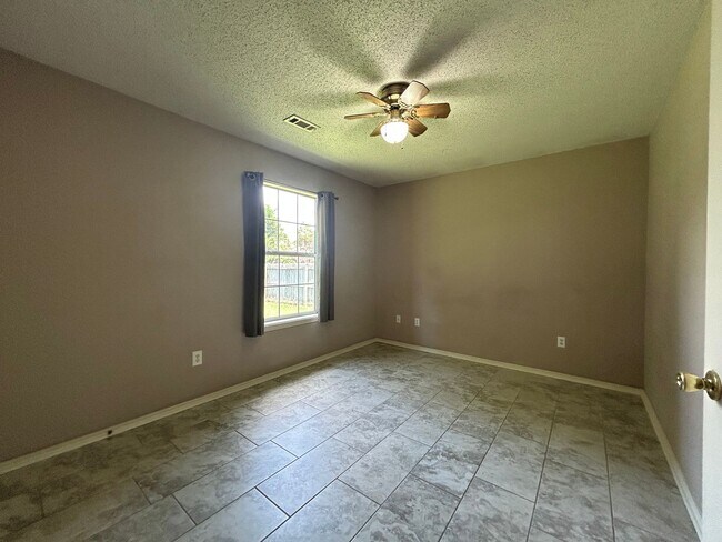 Building Photo - JUST REDUCED!!! 3 Bed / 2 Bath Extremely close to Wedington Exit!
