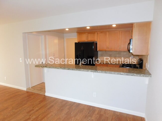 Building Photo - Wonderful Sierra Oaks 3bd/2ba Duplex with 2 Car Garage