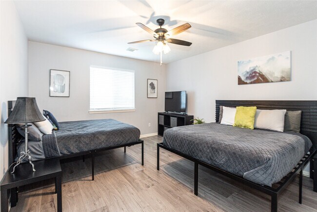 Building Photo - 10815 Oak Bayou Ln