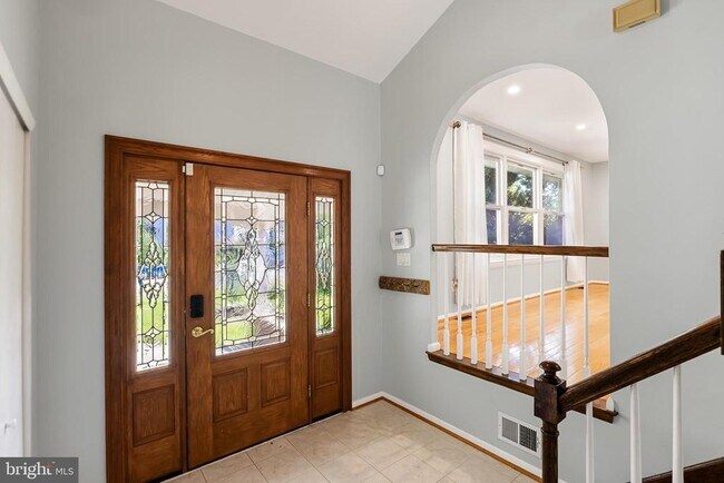 Building Photo - 18 Lakeview Dr