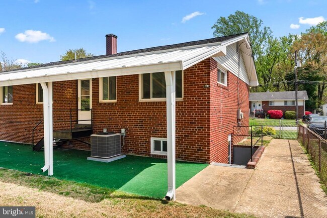 Building Photo - 2521 Fairhill Dr
