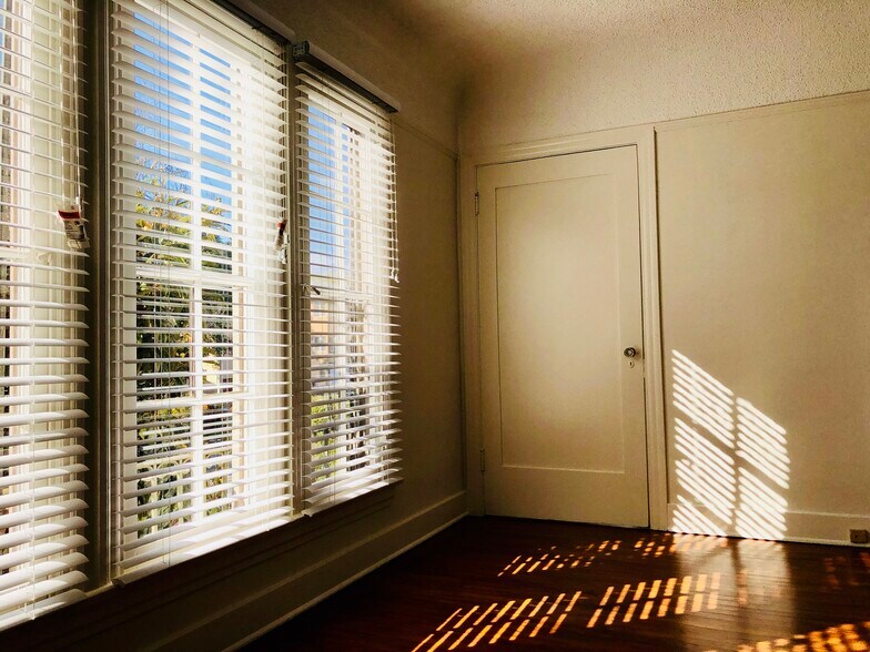 View - 1134 N Gardner St