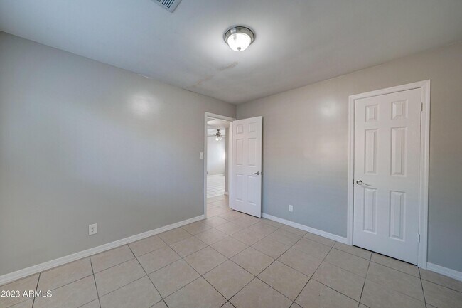 Building Photo - 1202 N 49th Pl