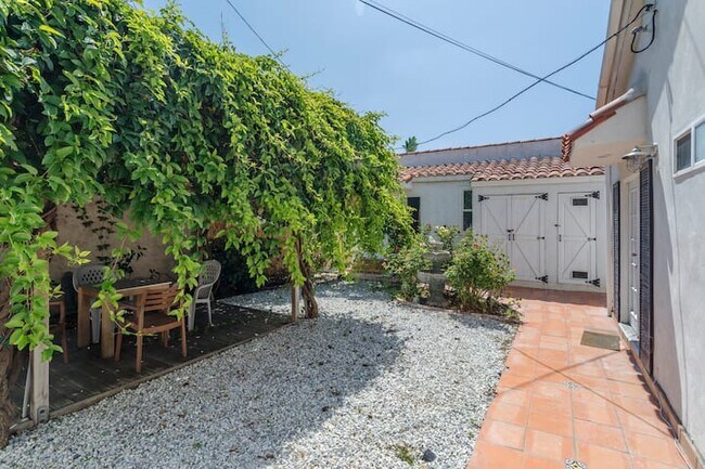 Building Photo - 1020 Havenhurst Dr