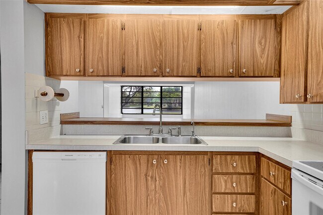 Building Photo - 1713 Whitehall Dr