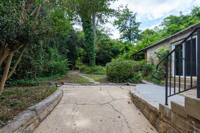 Building Photo - Inviting Stone Home for Rent – Walking Dis...