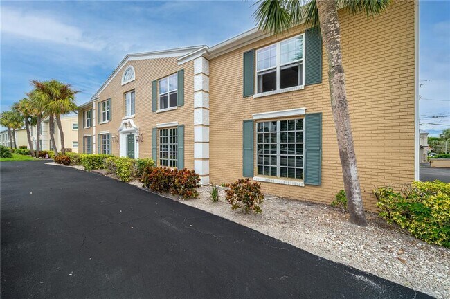 Building Photo - 1097 Eden Isle Blvd NE