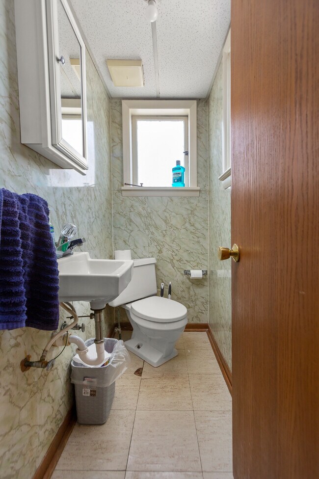 Building Photo - 123 Adams St