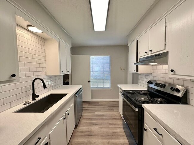 Building Photo - Available Now! 3 Bedroom 2.5 Bath Duplex i...