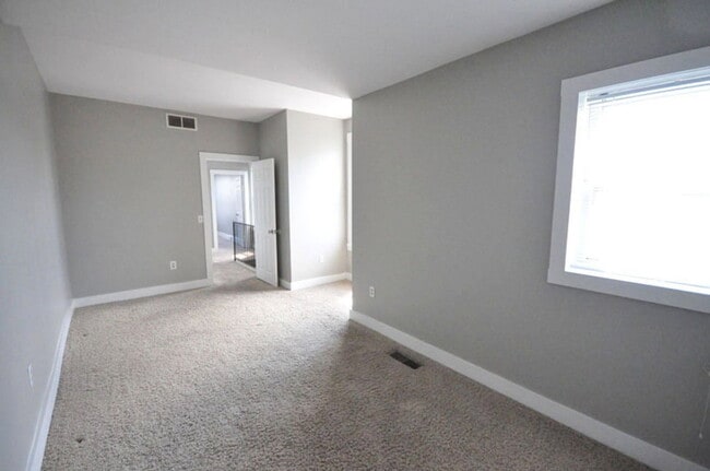 Building Photo - 495 S Lazelle St