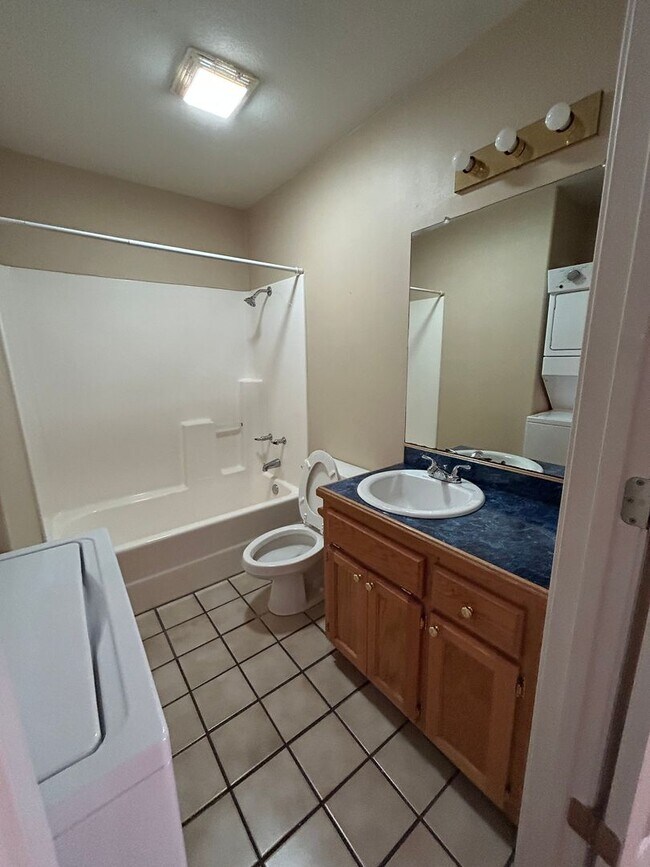 Building Photo - 1404 S Commerce Ave