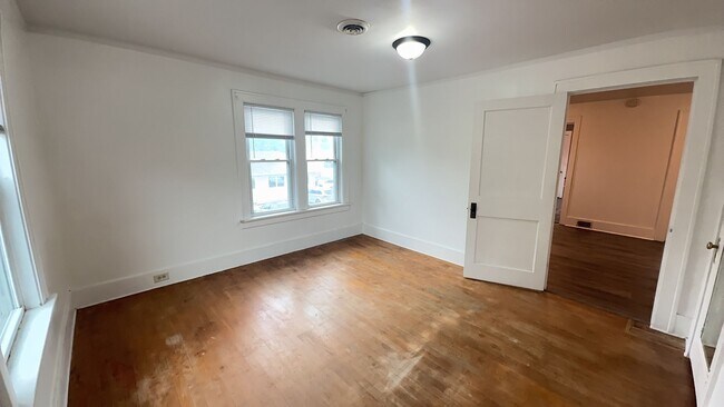 Building Photo - 214 Maple St