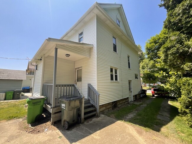 Building Photo - One Bedroom, Upstairs Duplex