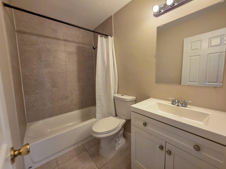 Building Photo - 902 Riverside Dr