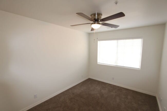 Building Photo - $500 Move-In Special | Spacious End-Unit Townhome in Village at Elk Run