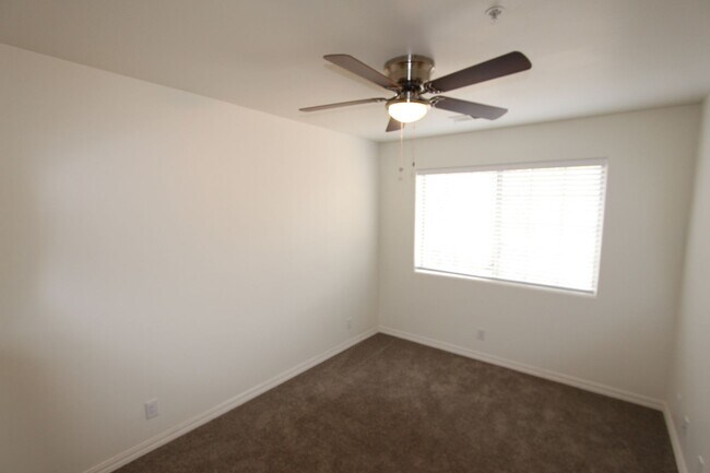 Building Photo - Remodeled End-Unit Townhome @ Village at Elk Run | 3 Bed, 2.5 Bath + 2-Car Garage