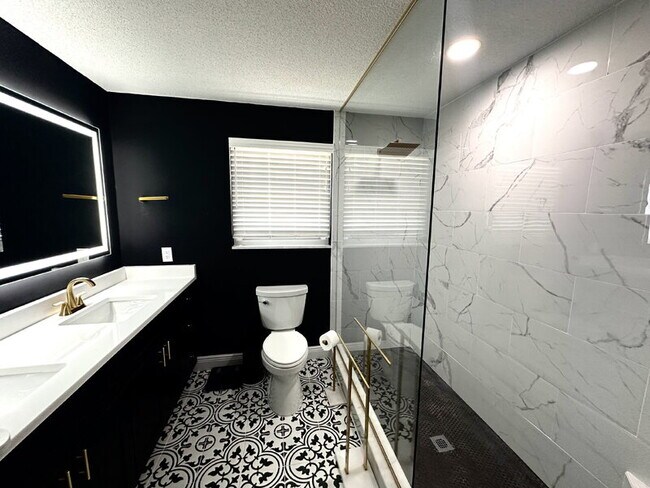 Building Photo - 2563 S Peninsula Dr