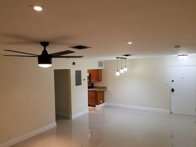 Building Photo - 105 S Riverside Dr