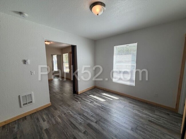 Building Photo - 1 Bed 1 Bath Tacoma Apartment - Small Pet Friendly