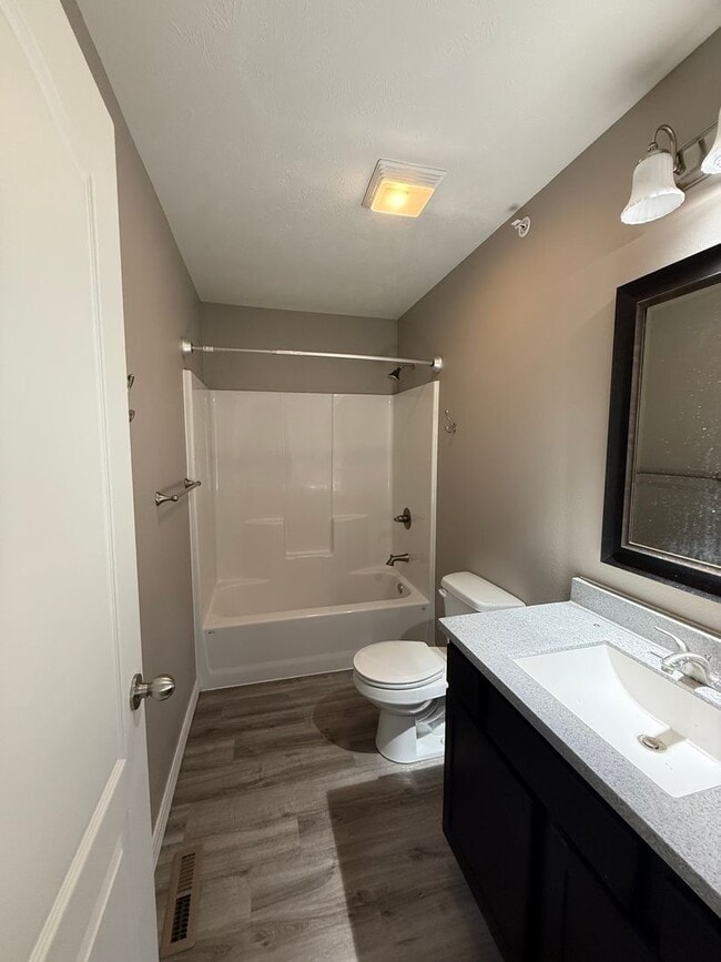 Building Photo - 3BR Townhouse near Holiday Hills