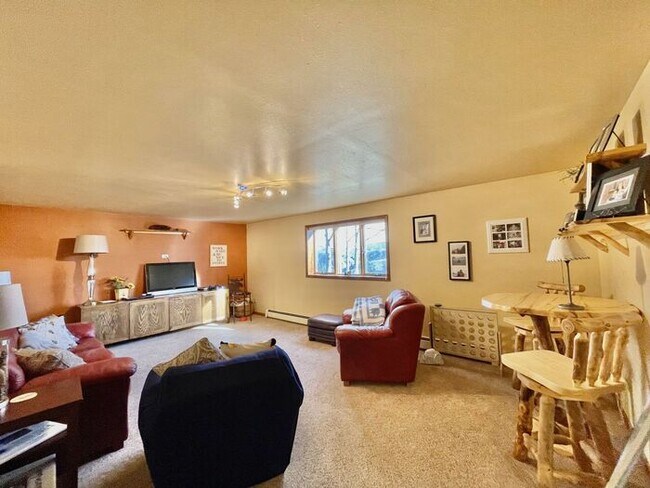 Building Photo - Large 3 bedroom home with gorgeous views i...