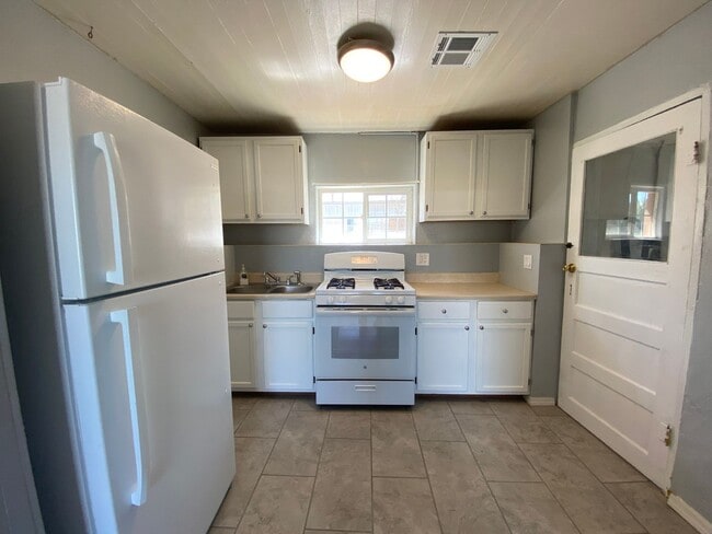 Building Photo - 2 bedroom, 1 bath Home!