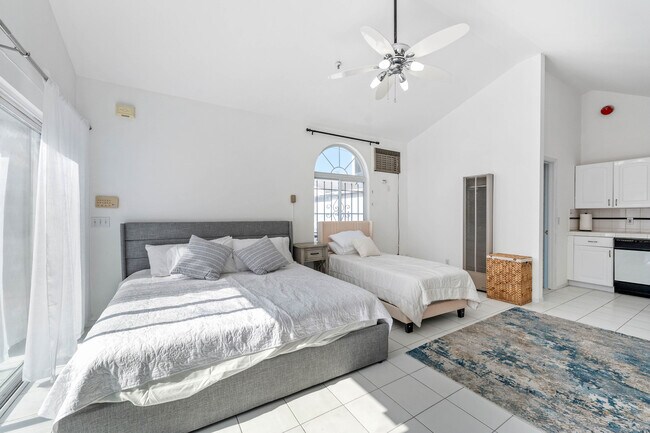 Building Photo - 140 N Carson Rd