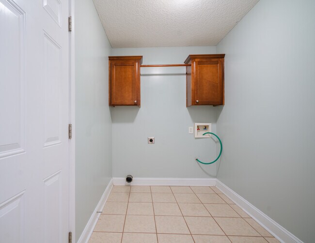 Building Photo - 59 Forest St NE